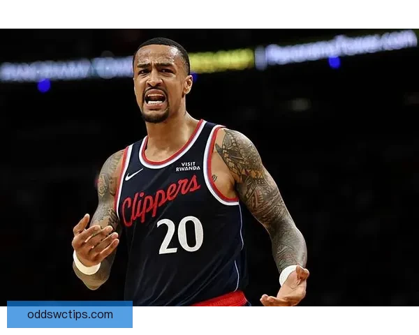 约翰-科林斯与大洛抢板时发生碰撞 已返回更衣室接受检查